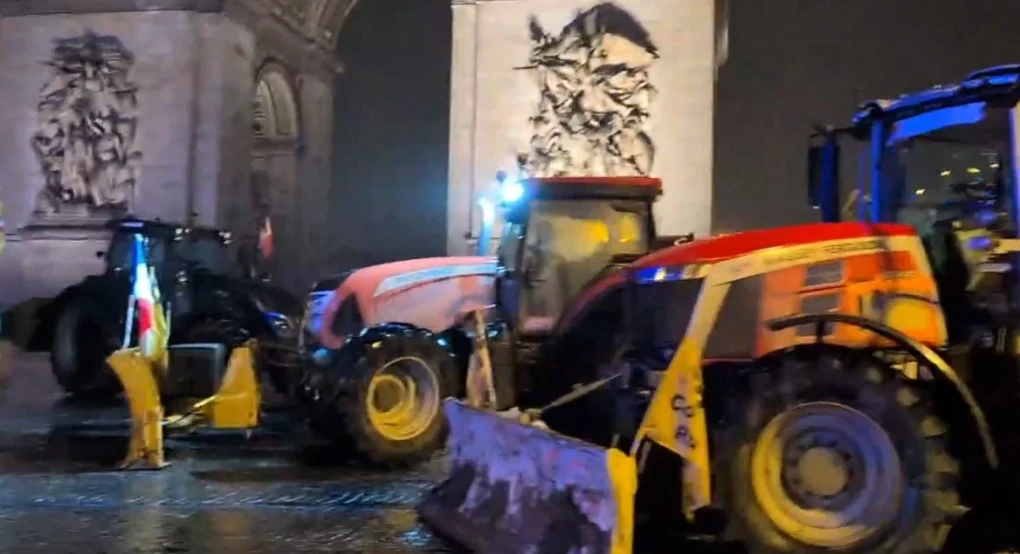 Γαλλία: Τα τρακτέρ των αγροτών που διαδηλώνουν έφθασαν στον Πύργο του Άιφελ στο Παρίσι
