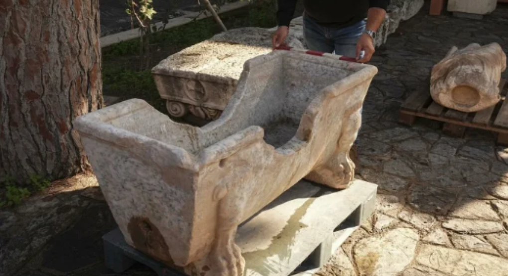 Έφεσος: Στο φως μαρμάρινη μπανιέρα της ρωμαϊκής εποχής