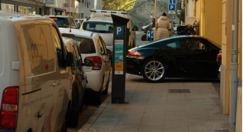 Πρόστιμο έως 2.000€ και αφαίρεση διπλώματος για 1 χρόνο: Το παρκάρισμα που τιμωρεί αυστηρά ο νέος ΚΟΚ