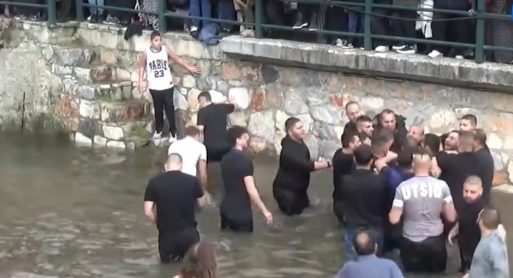 Και καλή φώτιση: Πιάστηκαν στα χέρια για το ποιος θα πιάσει τον Σταυρό στη Φλώρινα (vid)