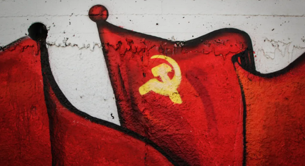 Το ΚΚΕ «αδειάζει» Ε.Ε. και Μητσοτάκη