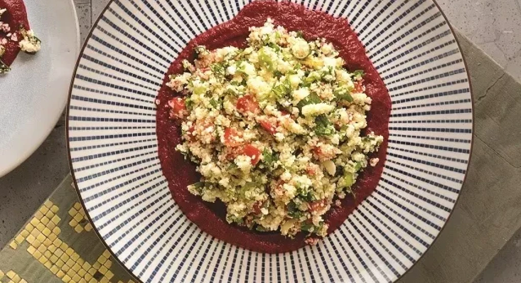 Χορτάσαμε το κρέας, ώρα για αποτοξίνωση-Ταμπουλέ κουνουπιδιού με παντζάρι, λάιμ και δυόσμο