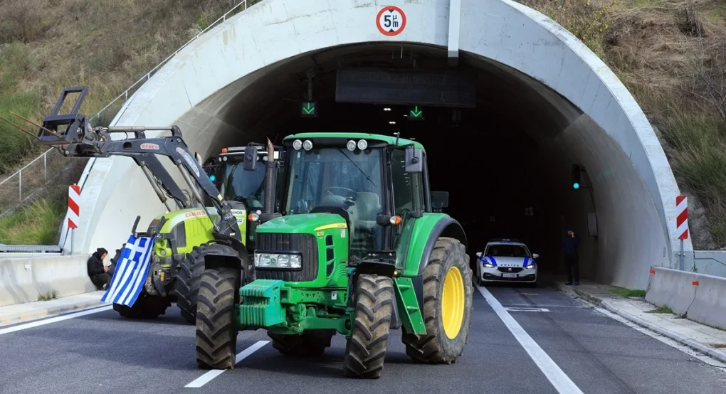 Αγρότες: Συνεχίζεται ο αποκλεισμός στις σήραγγες των Τεμπών