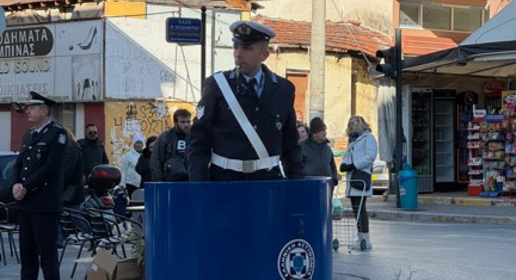 Το παραδοσιακό «βαρέλι του τροχονόμου» ξανά στη θέση του στα Γιαννιτσά, παραμονή Πρωτοχρονιάς