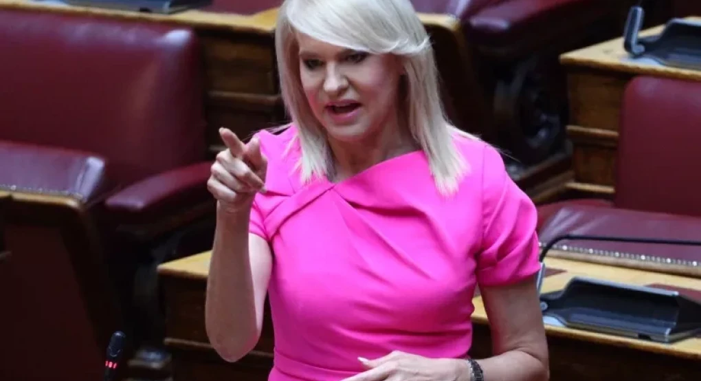 Χείρα φιλίας  Τζάκρη στην Καρυστιανού