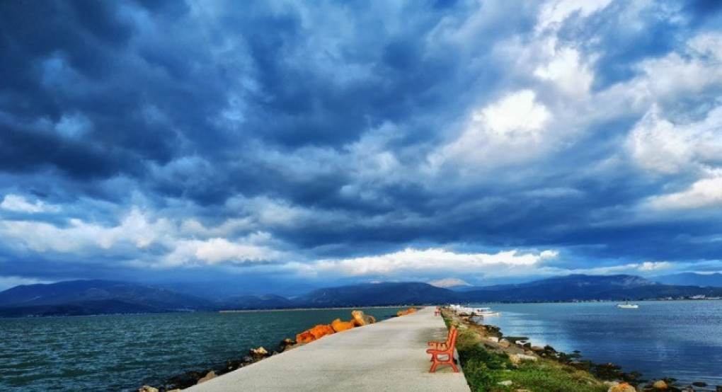 Άνοδος της θερμοκρασίας με παροδικές νεφώσεις και λίγες τοπικές βροχές