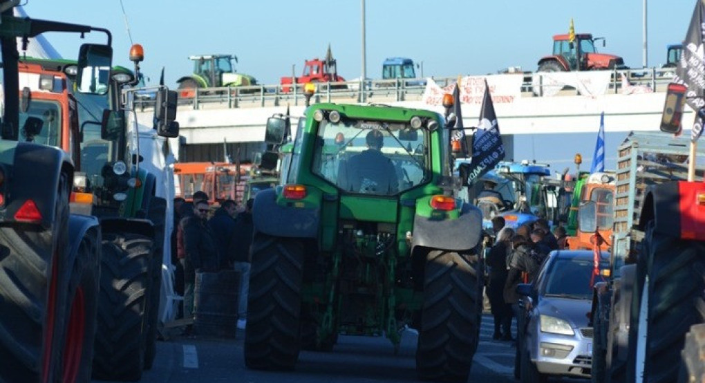 Κλιμακώνουν οι αγρότες με μπλόκα και πολύωρους αποκλεισμούς του οδικού δικτύου