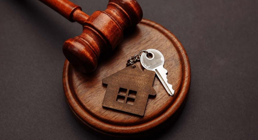 Η κυβέρνηση ξεσπιτώνει την κοινωνία και τα funds θησαυρίζουν