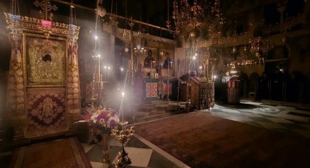 Ξημερώνει Χριστούγεννα στον Άγιον Όρος: Αγρυπνία στον Ναό του Πρωτάτου στις Καρυές, σε Μονές και Σκήτες