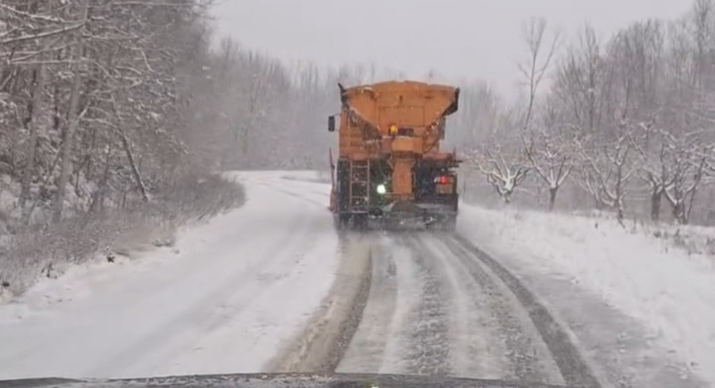 Μάχη με τον χιονιά δίνει ο μηχανισμός της Πέλλας για να παραμείνει ανοιχτό το οδικό δίκτυο