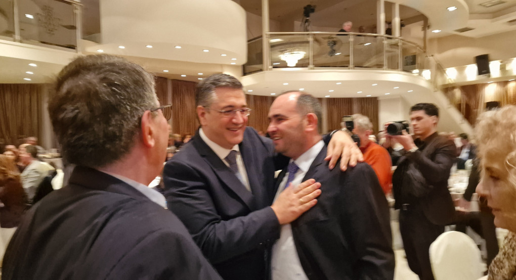 Θερμός εναγκαλισμός Βασιλειάδη – Τζιτζικώστα στον ετήσιο χορό του Επιμελητηρίου Πέλλας