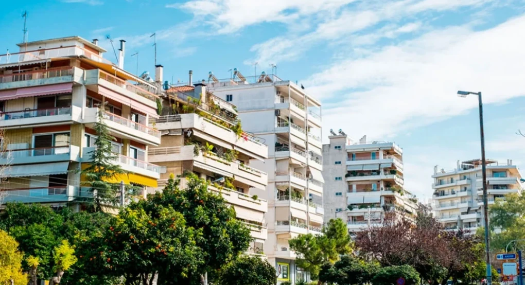 Στέγη: 10.000 ευρώ για μετεγκατάσταση, δύο ενοίκια πίσω και φρένο στο AirBnB