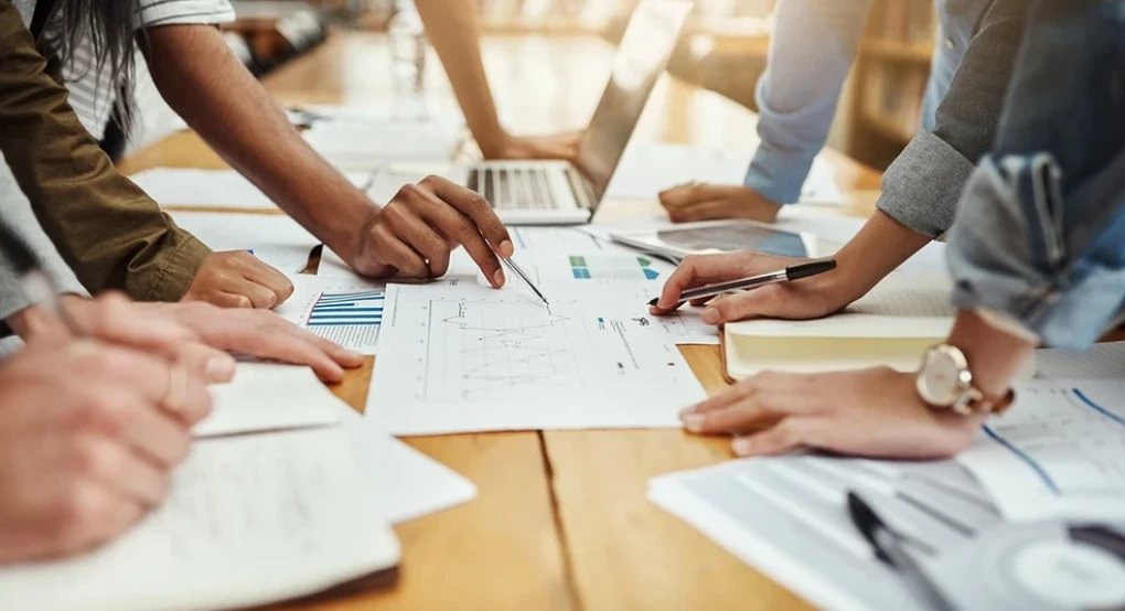 Νέο πρόγραμμα για επιχειρήσεις που προσλαμβάνουν ανέργους – 100% επιδότηση μισθού και εισφορών για 12 μήνες