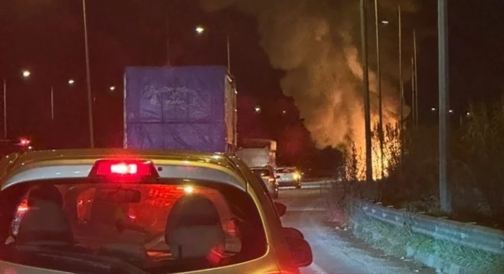 Θεσσαλονίκη: Λεωφορείο τυλίχθηκε στις φλόγες στη Σίνδο, σώος ο οδηγός και οι επιβάτες