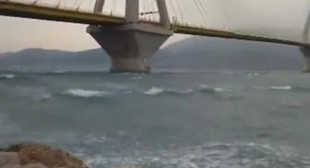 Θυελλώδεις άνεμοι «σφυροκοπούν» τη Δυτική Ελλάδα - Στα 130 χλμ/ώρα οι άνεμοι