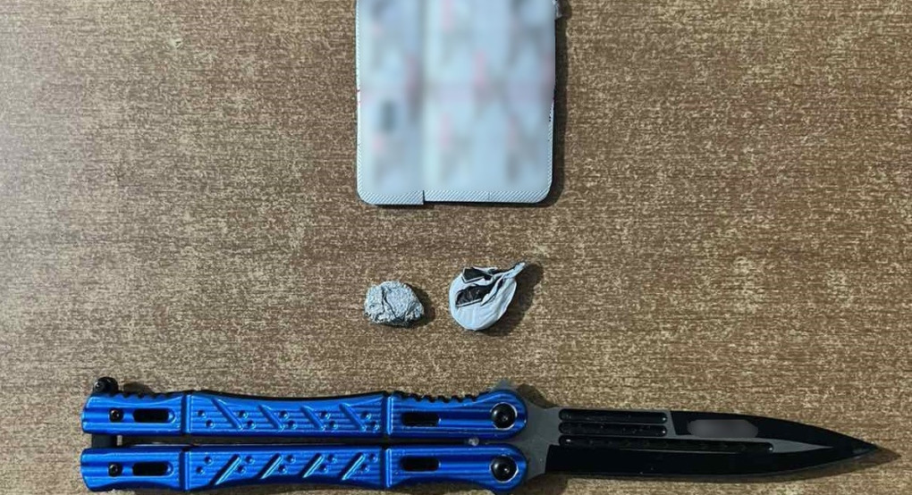 Σύλληψη για κοκαΐνη, μαχαίρια και ναρκωτικά στην Ημαθία