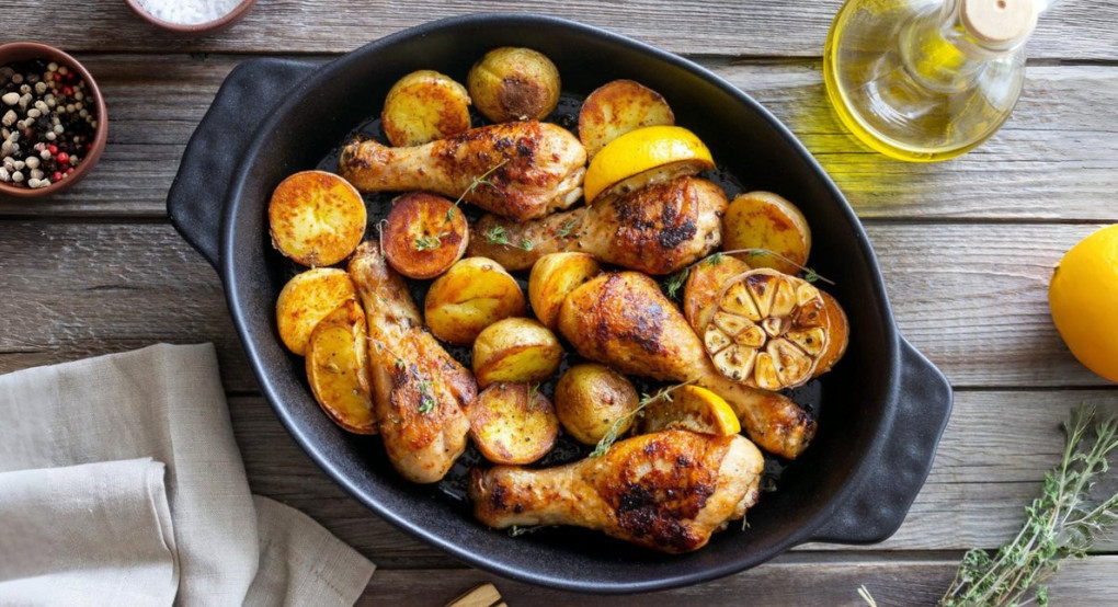 Συνταγή για ζουμερά κοπανάκια κοτόπουλου με τραγανές πατάτες baby