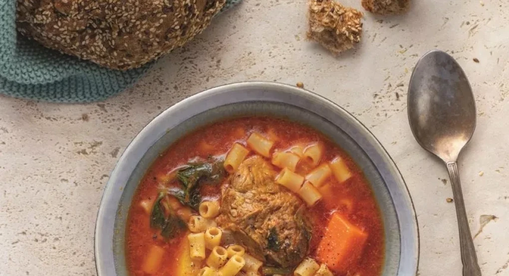 Η συνταγή της ημέρας -Κρεατόσουπα με ντομάτα και κοφτό μακαρόνι
