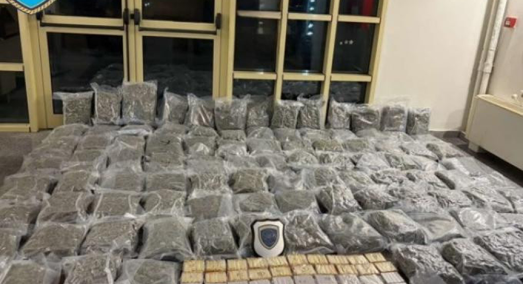 Πάτρα: Ναρκωτικά 900.000 ευρώ βρέθηκαν σε φορτηγό στο Ρίο - Η στιγμή που τα ανακαλύπτει ο σκύλος της ΕΛΑΣ