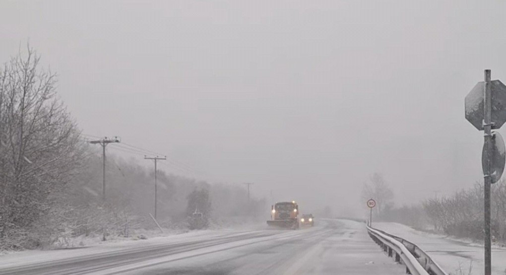 Στα λευκά πολλές περιοχές της Πέλλας – Απαραίτητες οι αλυσίδες, επί ποδός ο μηχανισμός της Π.Ε. Πέλλας
