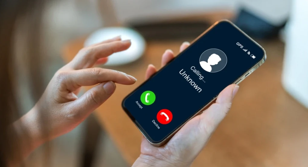 «Άνοιξε θεία, από τη ΔΕΗ είμαστε»: Πώς ψαρεύουν προσωπικά δεδομένα και τηλέφωνα οι συμμορίες της απάτης