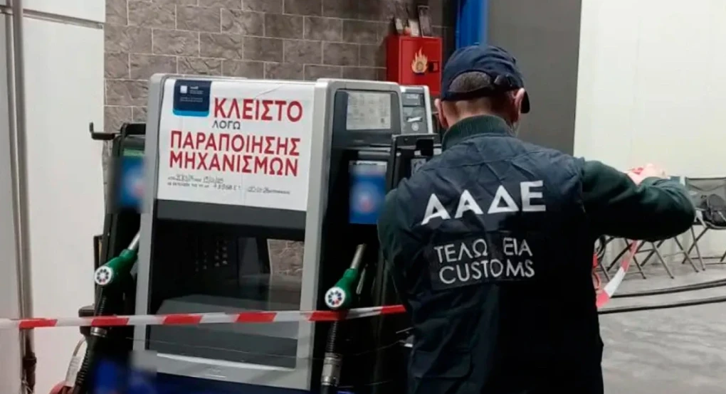 «Έχει κολλήσει, συμβαίνει σε πολλά αυτοκίνητα» απαντούσε το κύκλωμα στα παράπονα πελατών ότι έβαζαν βενζίνη και δεν έσβηνε το λαμπάκι