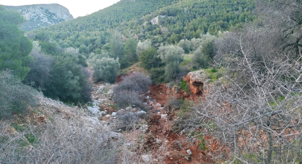 Σε θρίλερ εξελίσσεται η υπόθεση με τον άνδρα που εντοπίστηκε νεκρός σε ρέμα στη Νέα Πέραμο