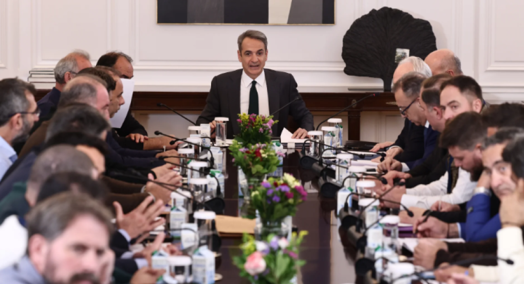 Συνάντηση Μητσοτάκη με αγρότες: Δεν αλλάζει το βασικό πλαίσιο – Αύριο αποφασίζουν τα μπλόκα