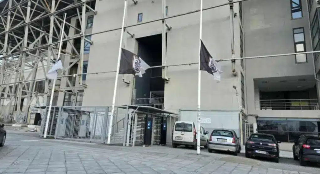 Μεσίστιες σημαίες στην Τούμπα