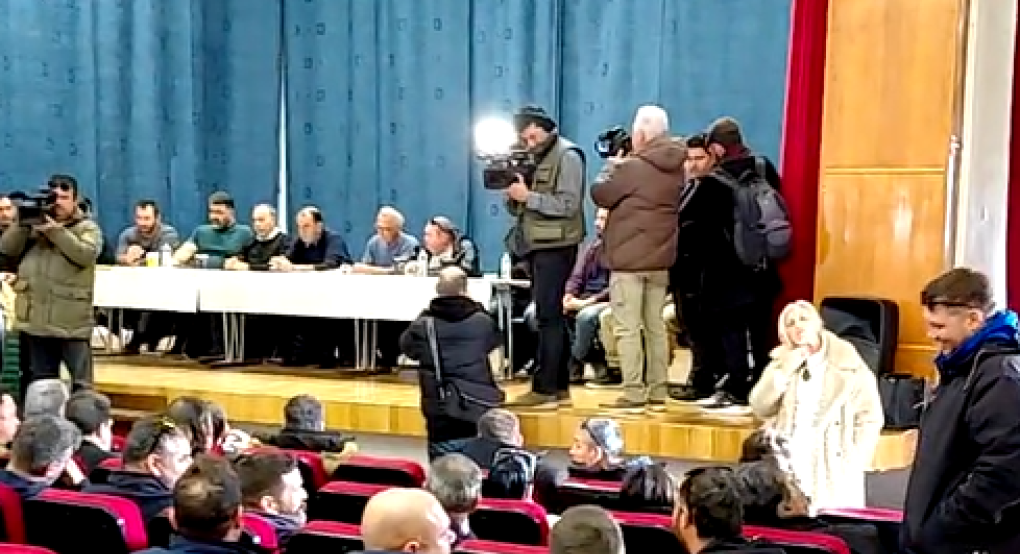 Εκπρόσωποι των μπλόκων και Αγροτικών Συλλόγων σε συναντήσεις που κάνουν οι αγρότες