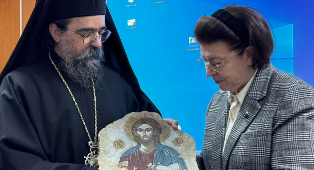 Η Λίνα Μενδωνη πηρε την ευλογία του Μητροπολίτη Καστοριάς