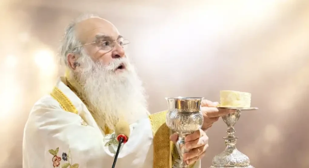 Η σιωπηλή δύναμη της διακονίας: Ο Μητροπολίτης Ζακύνθου λειτούργησε ως απλός ιερέας