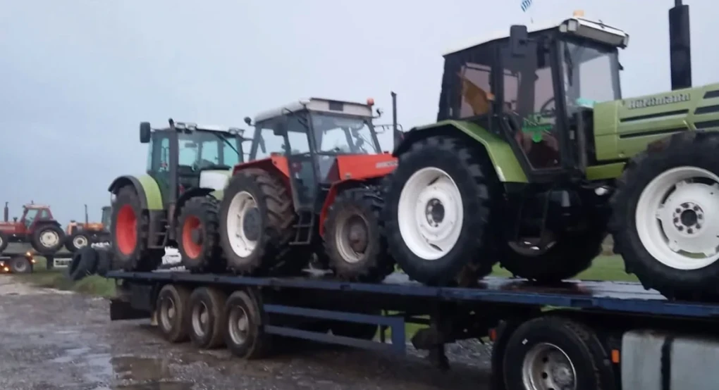 Οι αγρότες φόρτωσαν τα τρακτέρ στα φορτηγά και κατεβαίνουν στην Αθήνα, έφτασαν στον Πειραιά οι Κρητικοί