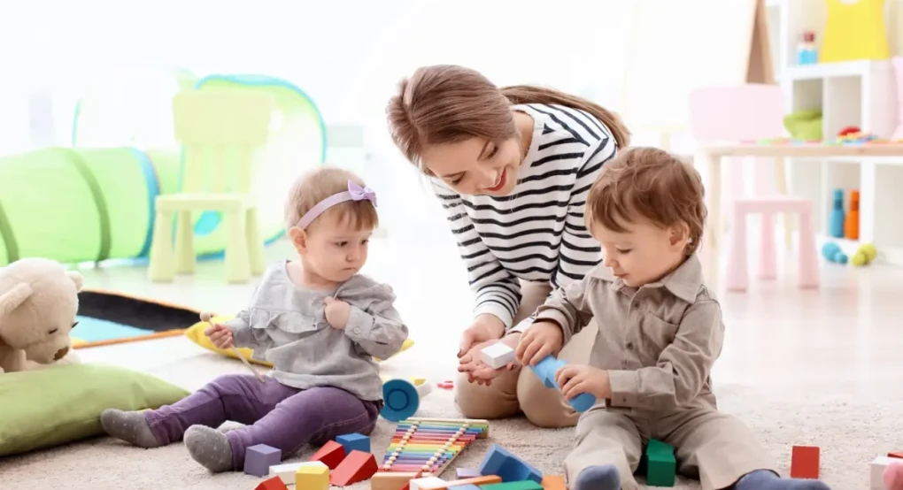 Νταντάδες της γειτονιάς: Ποιοι μπορούν να λάβουν τα 500 ευρώ και πώς λειτουργεί το πρόγραμμα