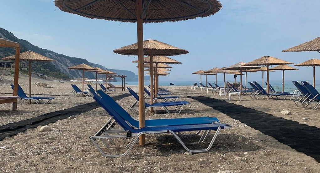 «Φρένο» σε καντίνες και ξαπλώστρες σε παραλίες στα Κουφονήσια έπειτα από παρέμβαση Πιερρακάκη