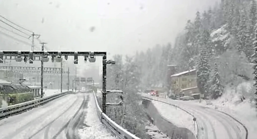 Ελβετία: Εκτροχιάστηκε τρένο μετά από χιονοστιβάδα -Αρκετοί τραυματίες, σε εξέλιξη μεγάλη επιχείρηση διάσωσης