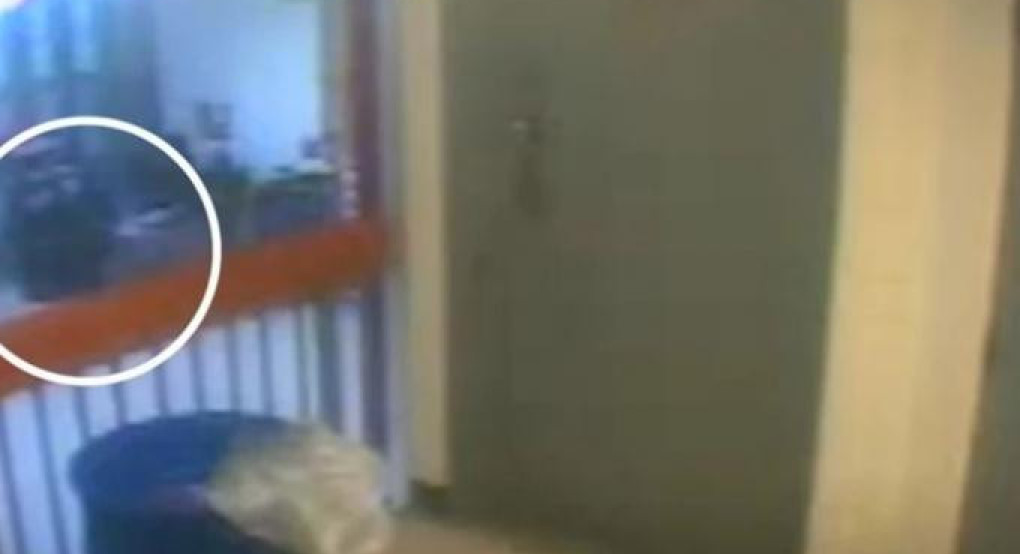 Αρχεία Έπσταϊν: Η στιγμή που οι σωφρονιστικοί υπάλληλοι τον εντοπίζουν νεκρό στο κελί του