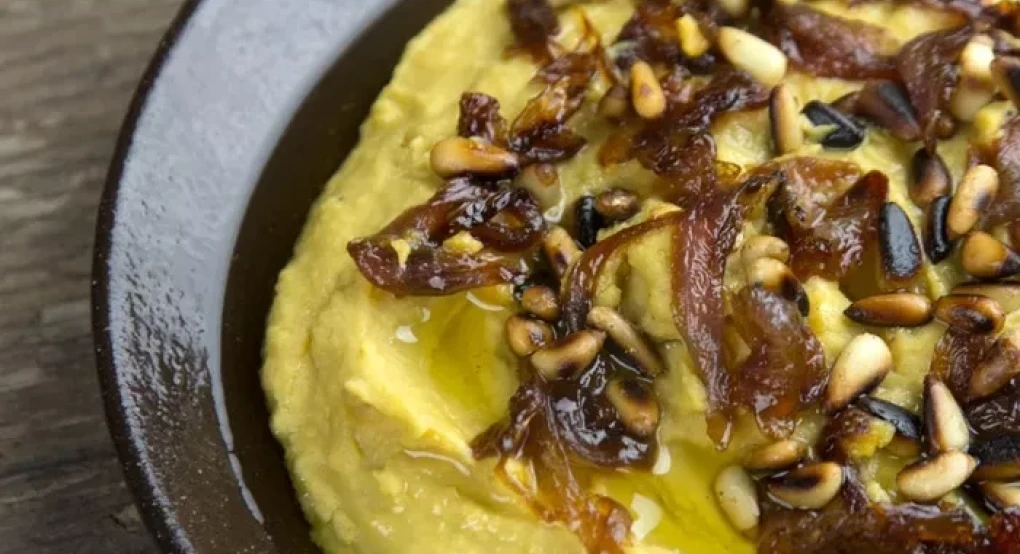 Καθαρά Δευτέρα: Φάβα με καραμελωμένα κρεμμύδια και κουκουνάρια