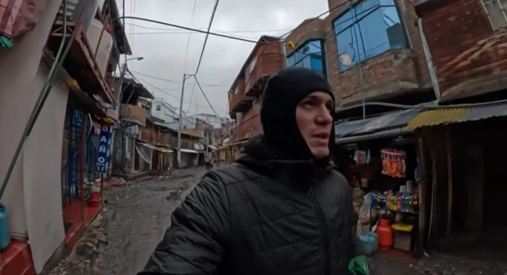 «Κόλαση στη Γη»: Πόλη στο Περού... κρέμεται από τα 5.000 μέτρα, πνίγεται στα σκουπίδια και το αλκοόλ και οι κάτοικοι οπλοφορούν και πυροβολούν αδιακρίτως