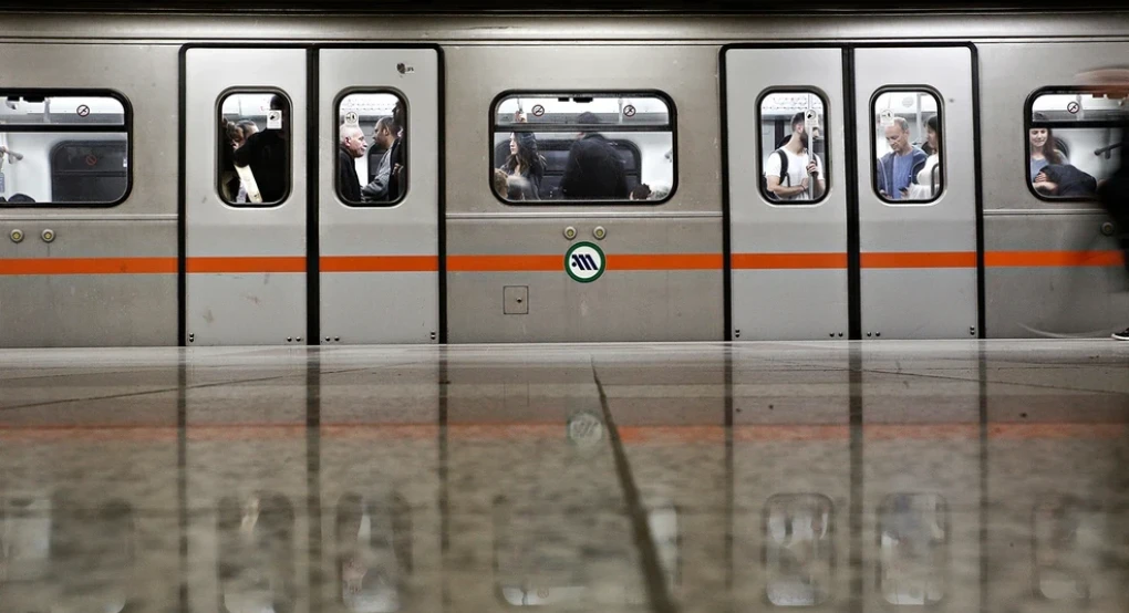 Νεκρός 65χρονος που έπεσε στις γραμμές του μετρό - Εκτός λειτουργίας η «κόκκινη» Γραμμή στο Σύνταγμα