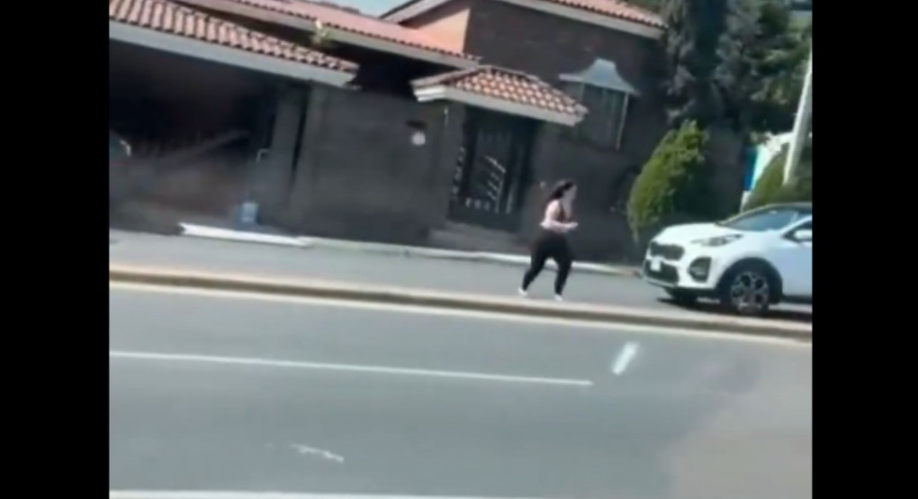 Σοκ στο Μεξικό: Γυναίκα πετάγεται μπροστά σε κινούμενο αυτοκίνητο και εκτοξεύεται μέτρα μακριά – Σκληρό βίντεο