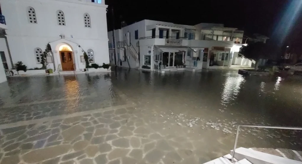 Η θάλασσα βγήκε στη στεριά σε αρκετές περιοχές, η Πάρος έγινε «Βενετία»