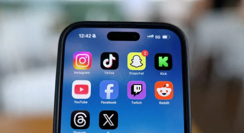 Έρχεται «μπλόκο» στα social media για παιδιά έως 15 ετών – Τι προβλέπεται για ανήλικους, γονείς, εκπαιδευτικούς και κοινωνικά δίκτυα