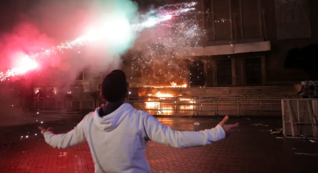 Πολιτική κρίση στην Αλβανία: Διαδηλώσεις και επεισόδια στα Τίρανα [εικόνες]