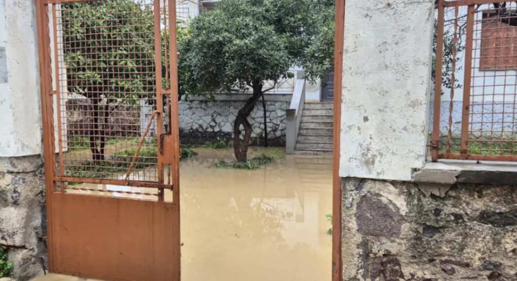 Εκτεταμένες ζημιές στη Λήμνο - Αίτημα να κηρυχθεί σε κατάσταση εκτάκτου ανάγκης