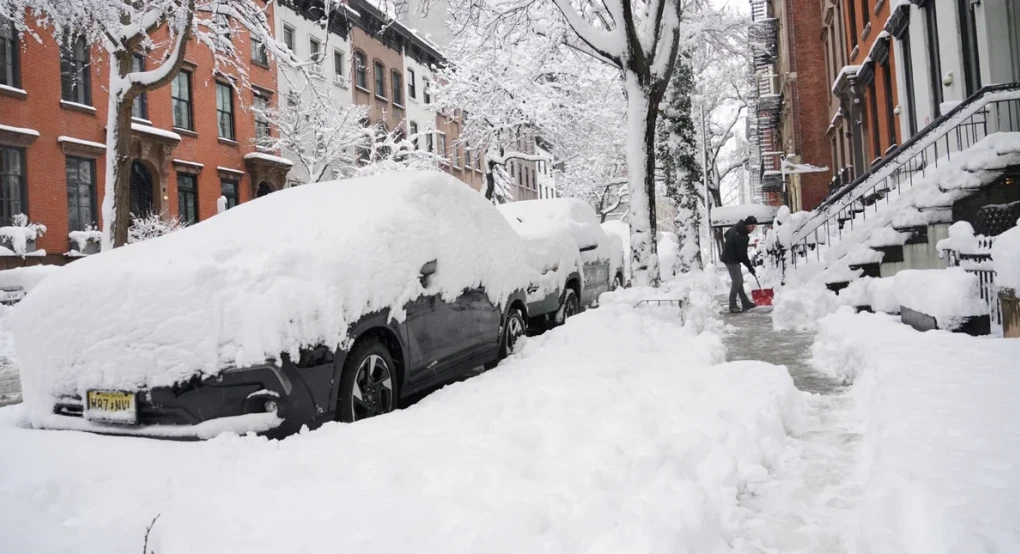 «Κυκλώνας-βόμβα» παρέλυσε τις βορειοανατολικές ΗΠΑ: «Πνίγηκαν» στο χιόνι, νοικοκυριά έμειναν χωρίς ρεύμα