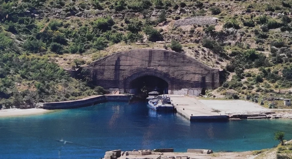 Η μυστική ναυτική βάση του Χότζα μέσα σε βουνό στην Αλβανία, η κόντρα με τους Ρώσους και η κλοπή των υποβρυχίων