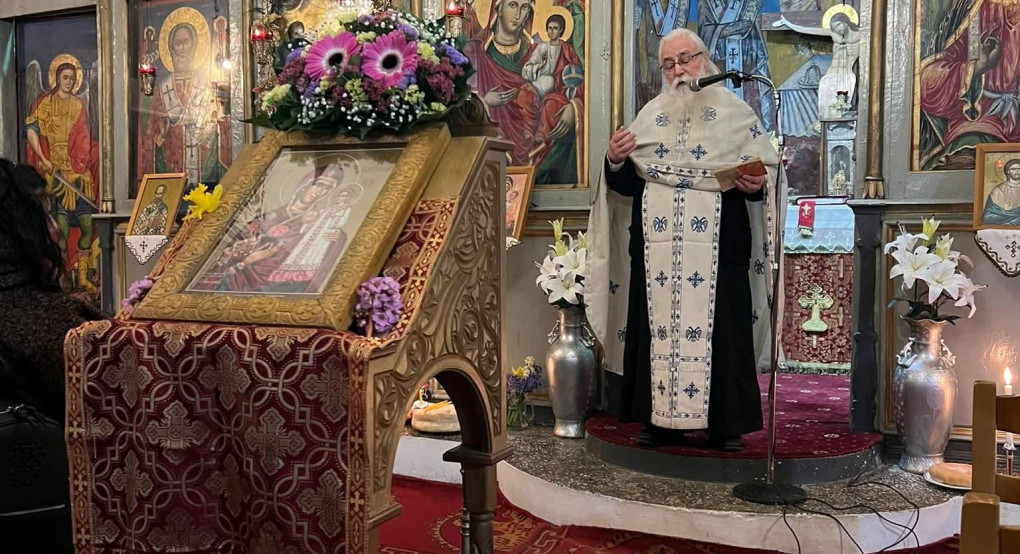 Ξεκίνησαν οι Χαιρετισμοί προς την Παναγία – Με κατάνυξη και πίστη στις ενορίες μας