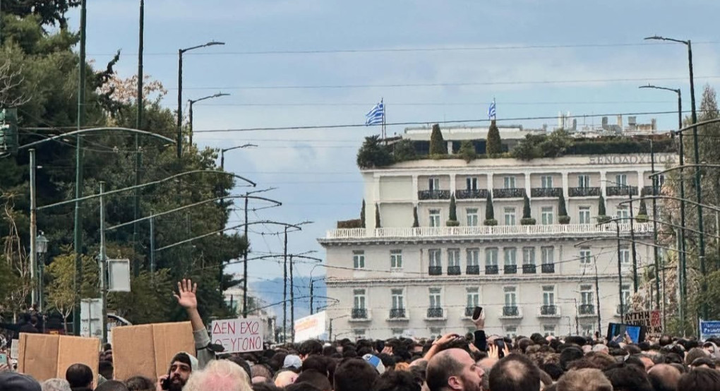 Ανάρτηση για τη μνήμη των 57 θυμάτων στο Σύνταγμα από τον Κώστα Σαμαρά