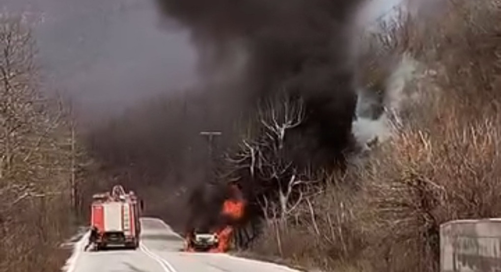 Στις φλόγες αυτοκίνητο στον δρόμο Αρχαγγέλου – Αριδαίας, κοντά στο Αετοχώρι